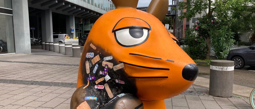 Die Maus-Figur vor dem WDR-Gebäude in Köln wurde mit vielen Pflastern versorgt.