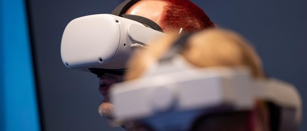 Avatare mit sichtbaren Anzeichen von Infektionen wurden über VR-Brillen gezeigt. (Symbolbild)