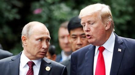 US-Präsident Donald Trump und Russlands Präsident Wladimir Putin unterhalten sich während des Familienfotos auf dem APEC-Gipfel in Danang (Symbolbild).