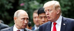 US-Präsident Donald Trump und Russlands Präsident Wladimir Putin unterhalten sich während des Familienfotos auf dem APEC-Gipfel in Danang (Symbolbild).