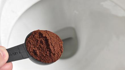 Kann man sich sparen: Geht man nach dem Social-Media-Hack vor und gibt zwei Löffel Kaffeepulver in die Toilette, ist das bestenfalls wirkungslos (Symbolbild).