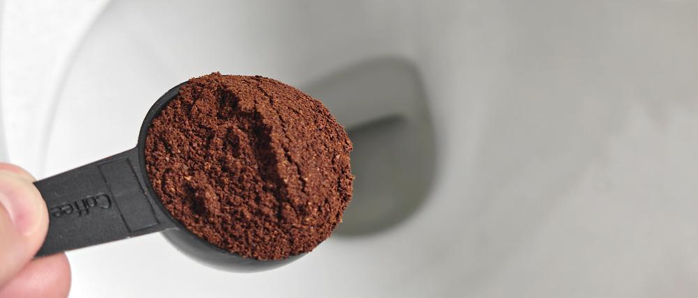 Kann man sich sparen: Geht man nach dem Social-Media-Hack vor und gibt zwei Löffel Kaffeepulver in die Toilette, ist das bestenfalls wirkungslos (Symbolbild).