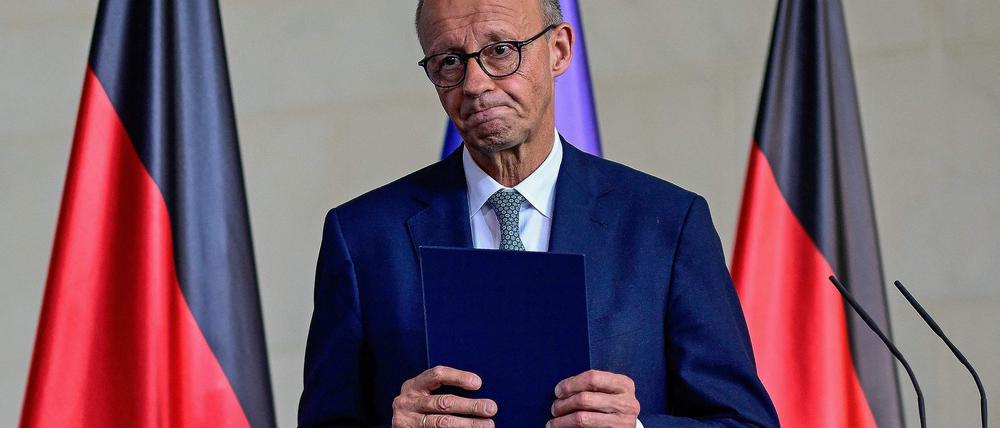 Kanzler Friedrich Merz (CDU) verlässt eine Pressekonferenz.