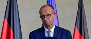 Der deutsche Bundeskanzler Friedrich Merz verlässt das Kanzleramt in Berlin am 28. Juli 2025, nachdem er nach einer Sitzung des Sicherheitskabinetts der deutschen Regierung eine Erklärung vor Journalisten abgegeben hat.