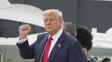 US-Präsident Donald Trump trifft auf dem Weg nach Aberdeen, Schottland, bei der Royal Air Force Lossiemouth ein (Symbolbild).