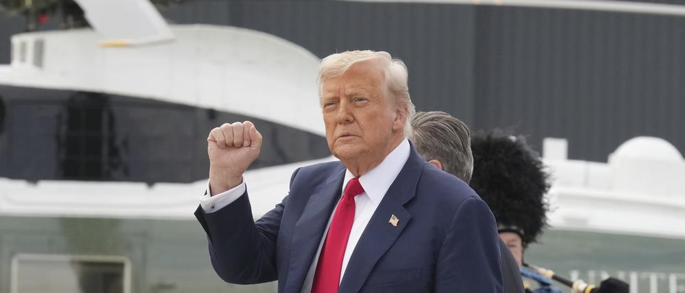 US-Präsident Donald Trump trifft auf dem Weg nach Aberdeen, Schottland, bei der Royal Air Force Lossiemouth ein (Symbolbild).