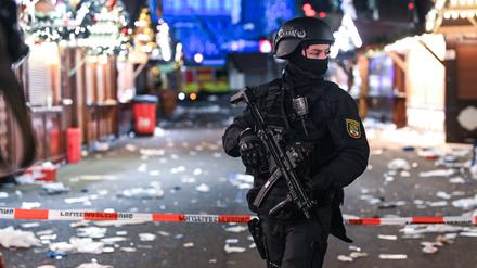 ARCHIV - 20.12.2024, Sachsen-Anhalt, Magdeburg: Ein schwer bewaffneter Polizist auf dem verwüsteten Weihnachtsmarkt in Magdeburg gerast. (zu dpa: «Magdeburg-Attentäter schreibt Briefe an mehrere Opfer») Foto: Heiko Rebsch/dpa +++ dpa-Bildfunk +++