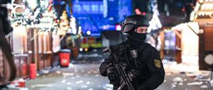 ARCHIV - 20.12.2024, Sachsen-Anhalt, Magdeburg: Ein schwer bewaffneter Polizist auf dem verwüsteten Weihnachtsmarkt in Magdeburg gerast. (zu dpa: «Magdeburg-Attentäter schreibt Briefe an mehrere Opfer») Foto: Heiko Rebsch/dpa +++ dpa-Bildfunk +++