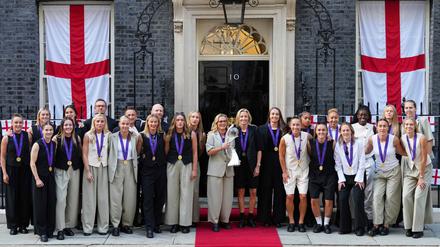 Die englischen Fußballerinnen und Trainerin Sarina Wiegman (mit Pokal) beim Empfang in der Downing Street.