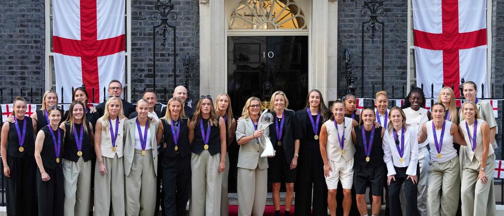 Die englischen Fußballerinnen und Trainerin Sarina Wiegman (mit Pokal) beim Empfang in der Downing Street.