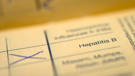 Der Schriftzug "Hepatitis B"  in einem Impfpass. Hepatitis B kann Leberkrebs verursachen.