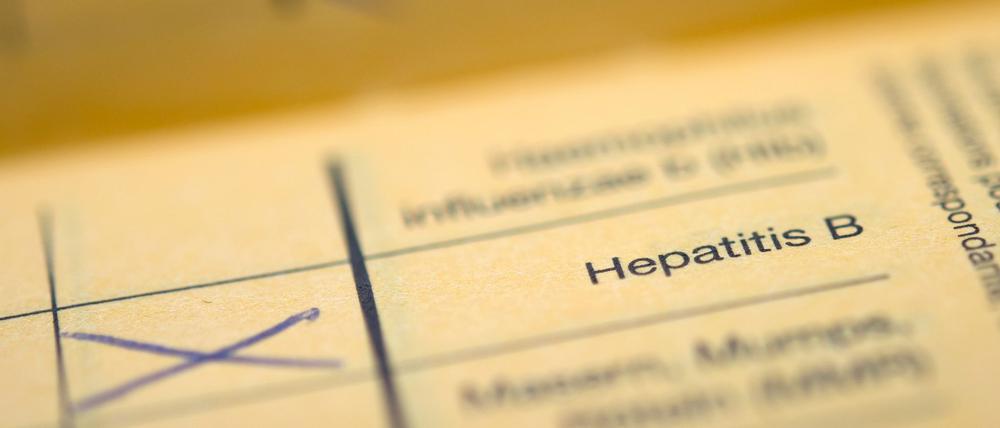 Der Schriftzug "Hepatitis B" in einem Impfpass. Hepatitis B kann Leberkrebs verursachen.