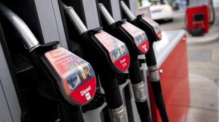 Die Preise für Diesel und Superbenzin haben sich in den vergangenen Jahren immer wieder angenähert. (Archivbild)