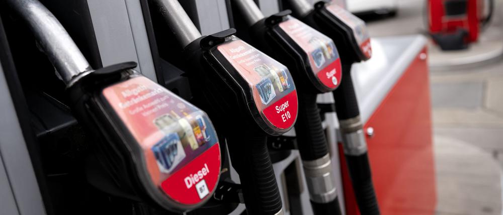 Die Preise für Diesel und Superbenzin haben sich in den vergangenen Jahren immer wieder angenähert. (Archivbild)