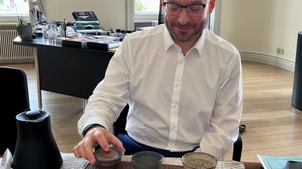Innenminister René Wilke sitzt in seinem Arbeitszimmer in Potsdam bei einem Tee-Ritual. Der Politiker ist ein Liebhaber guten Tees.