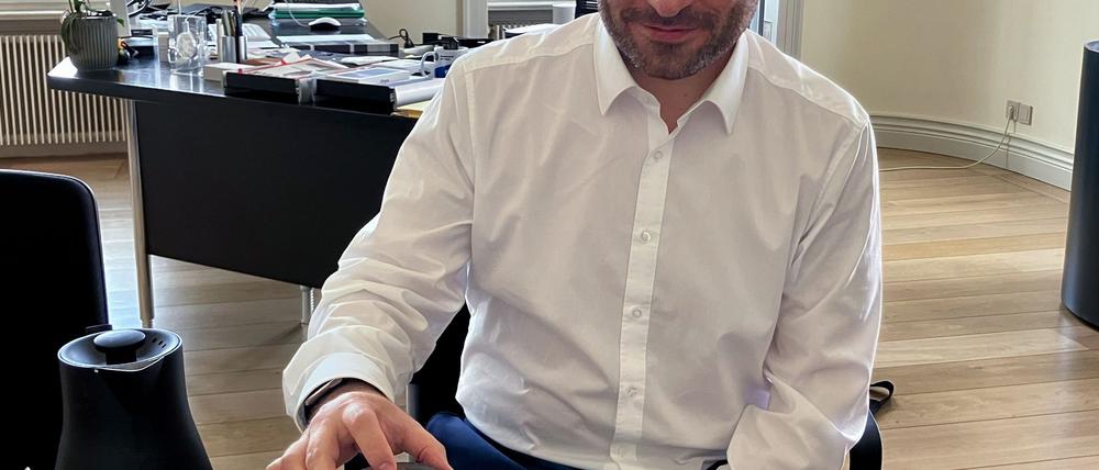 Innenminister René Wilke sitzt in seinem Arbeitszimmer in Potsdam bei einem Tee-Ritual. Der Politiker ist ein Liebhaber guten Tees.