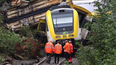 Drei Menschen kamen ums Leben und mehrere weitere wurden verletzt, als ein Regionalzug am 27. Juli 2025 in einem Waldgebiet in der Nähe von Riedlingen entgleiste. 