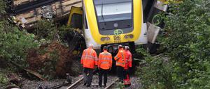 Drei Menschen kamen ums Leben und mehrere weitere wurden verletzt, als ein Regionalzug am 27. Juli 2025 in einem Waldgebiet in der Nähe von Riedlingen entgleiste.