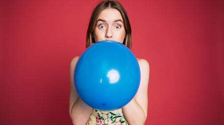 Wenn man Helium aus einem Ballon einatmet, wird die Stimme heller.