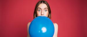 Wenn man Helium aus einem Ballon einatmet, wird die Stimme heller.
