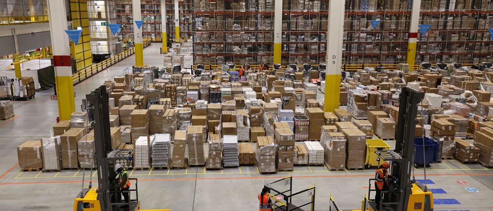 Ein Amazon-Logistikzentrum in Dummerstorf, Mecklenburg-Vorpommern. Der US-Konzern kündigt eine Lohnerhöhung für seine Logistik-Mitarbeiter in Deutschland an.