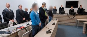 Die Angeklagten haben vor Prozessbeginn im Gerichtssaal des Landgerichts Ingolstadt ihren Platz bei den Anwälten eingenommen. 