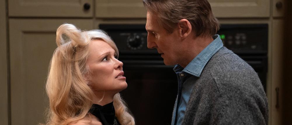 Reife Romanze: Beth (Pamela Anderson), die Schwester des rätselhaften Todesfalls, und Ermittler Frank (Liam Neeson) kommen sich näher. 
