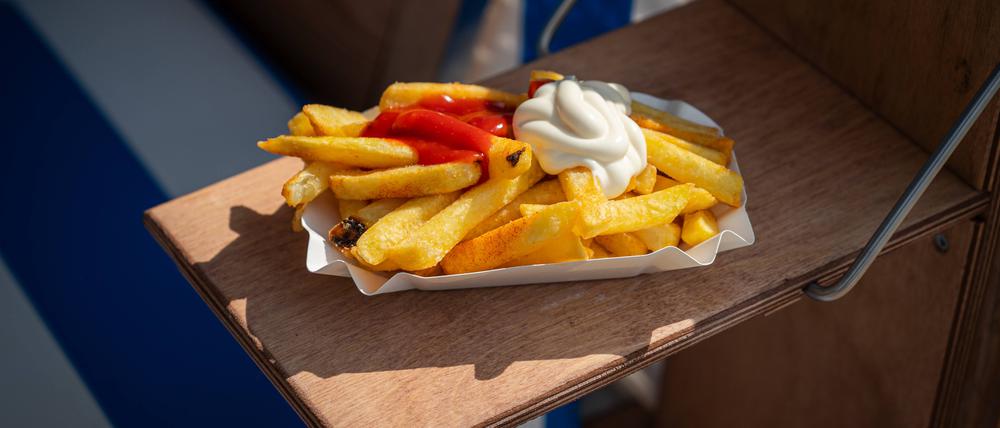 Pommes, Mini-Pizza Margherita, Maiskolben und Slushie am Strandbad Wannsee, fotografiert am 19.7.25