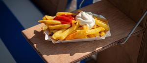 Pommes, Mini-Pizza Margherita, Maiskolben und Slushie am Strandbad Wannsee, fotografiert am 19.7.25