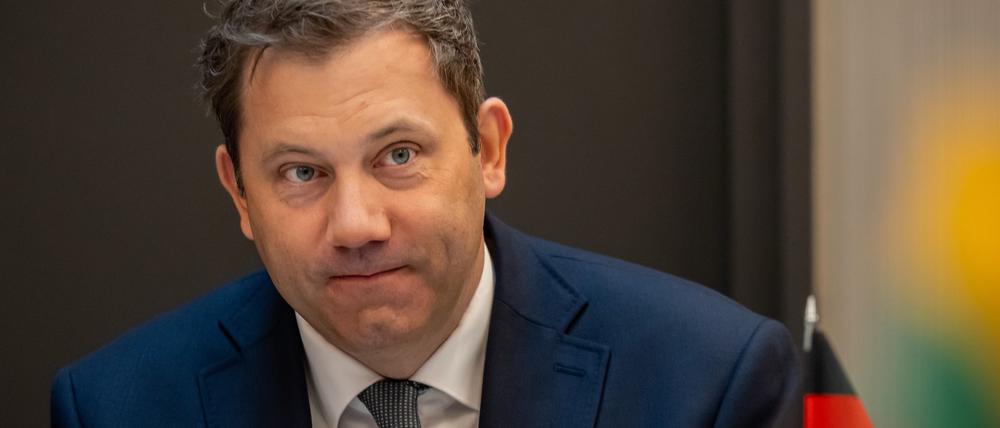Bundesfinanzminister Lars Klingbeil (SPD) erinnert seine Kabinettskolleginnen und -kollegen ans Sparen. (Archivbild)
