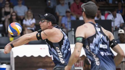 Nils Ehlers (links) und Clemens Wickler in Aktion während der Volleyball World Beach Pro Tour.