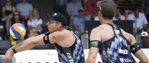 Nils Ehlers (links) und Clemens Wickler in Aktion während der Volleyball World Beach Pro Tour.