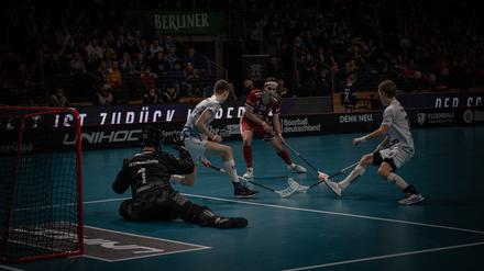 Beim Floorball müssen die Spielzüge in hoher Geschwindigkeit durchgeführt werden.