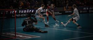 Beim Floorball müssen die Spielzüge in hoher Geschwindigkeit durchgeführt werden.