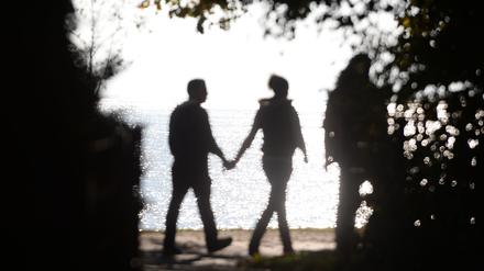 Männer können Frauen laut einer Studie an manchen Tagen besser riechen. (Symbolbild)
