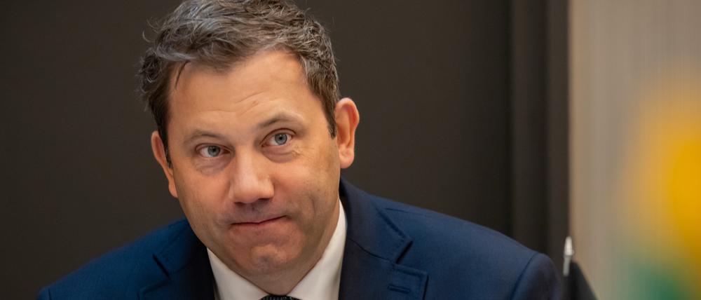 Lars Klingbeil (SPD), Bundesminister der Finanzen und Vizekanzler, nimmt an einem Treffen mit seinen baltischen Amtskollegen teil. Bei seinem Besuch in Litauen will Klingbeil auch die in Rukla stationierten Soldaten der Bundeswehr besuchen.