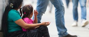 Kinder werden durch Bettelei, Arbeit und Kriminalität ausgebeutet. (Symbolbild)