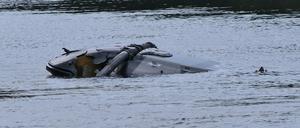 Ein Hubschrauber treibt in der Nähe von Grimma in Sachsen in einem Fluss. Ein Helikopter ist in der Nähe von Grimma in Sachsen in einen Fluss gestürzt. 