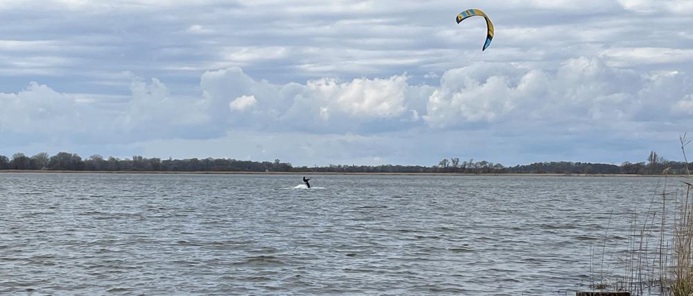 Das von den Stadtverordneten beschlossene Surfverbot für den See zwischen Neu Fahrland und Fahrland kommt vorerst nicht, weil der Stadt das Geld für nötige Gutachten fehlt.