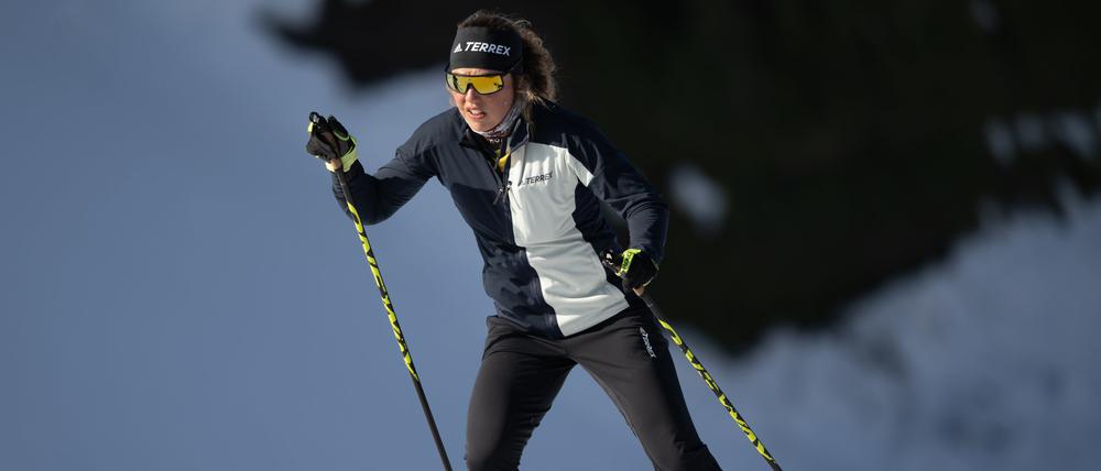 13.02.2023, Thüringen, Oberhof: Biathlon: Die frühere deutsche Weltklasse-Biathletin Laura Dahlmeier läuft auf der Strecke im Stadion.