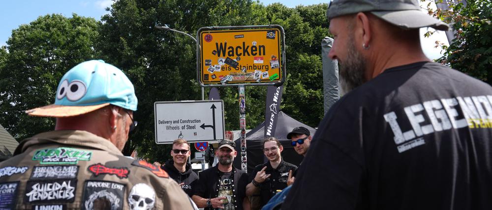 Beliebtes Motiv: Das Ortschild von Wacken.