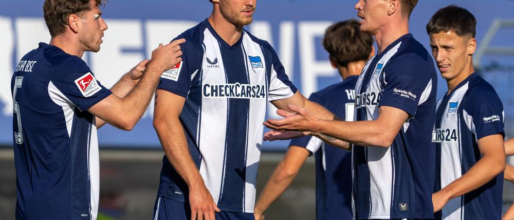 Hertha muss auf seinen Heimtrikots auch einen Teil der Rückenpartie mit Streifen ausstatten.