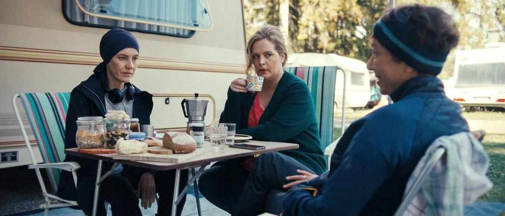 Mieses Wetter, miese Stimmung: Elli (Pia Hierzegger, links), Isabella (Diana Amft) und Astrid (Ursula Strauss, vorne) auf einem Campingplatz.