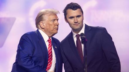 Donald Trump (links) und Charlie Kirk, der Gründer von „Turning Point USA“. 