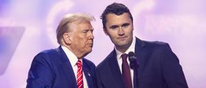 Donald Trump (links) und Charlie Kirk, der Gründer von „Turning Point USA“. 