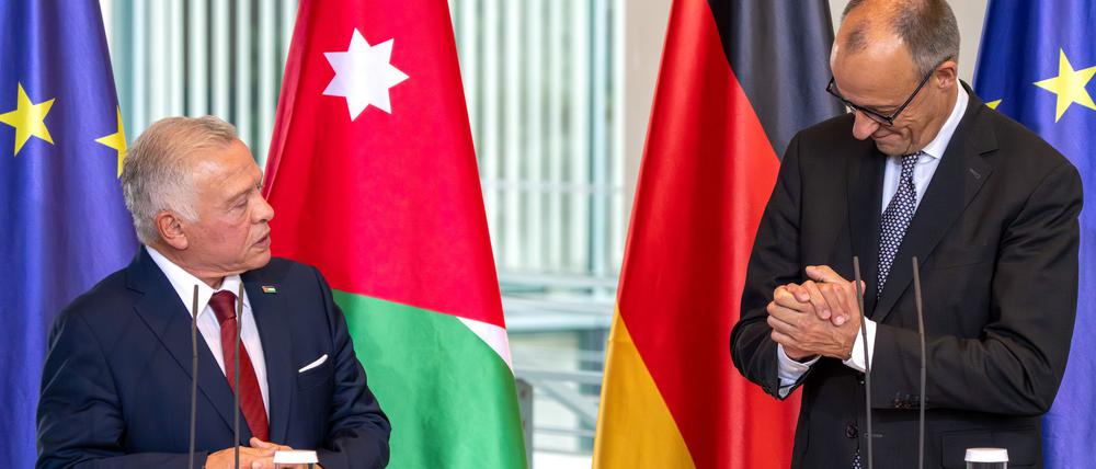 Die Bundeswehr hat nach Angaben von Kanzler Friedrich Merz zwei Transportflugzeuge nach Jordanien geschickt, die dann Hilfsgüter über dem Gazastreifen abwerfen sollen