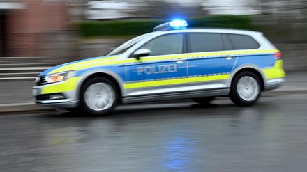 Ein Streifenwagen mit eingeschaltetem Blaulicht (Symbolfoto).