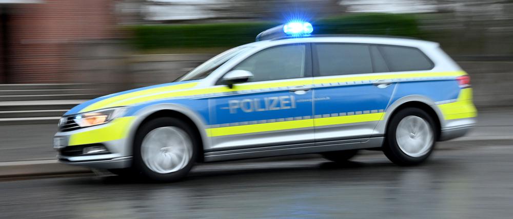 Ein Streifenwagen mit eingeschaltetem Blaulicht (Symbolfoto).