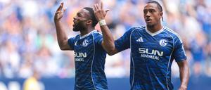 Schalkes Moussa Sylla (l.) und Anton Donkor (r.) bejubeln den 1:2-Anschlusstreffer gegen den FC Sevilla