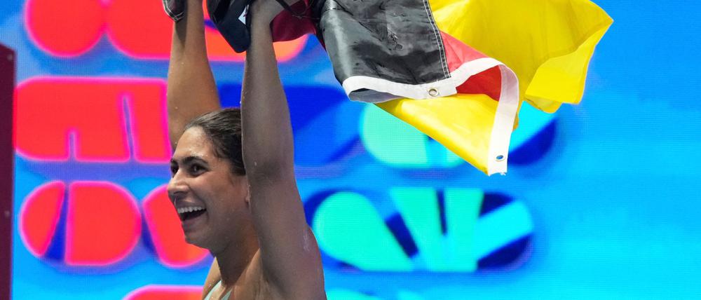 Anna Elendt feiert mit der deutschen Fahne.